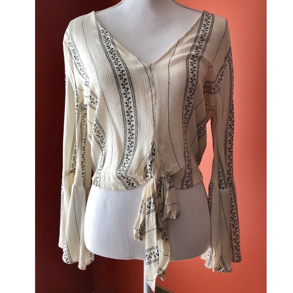 CREAM V-NECK CROP BLOUSE WITH FLORAL. SIZE S.